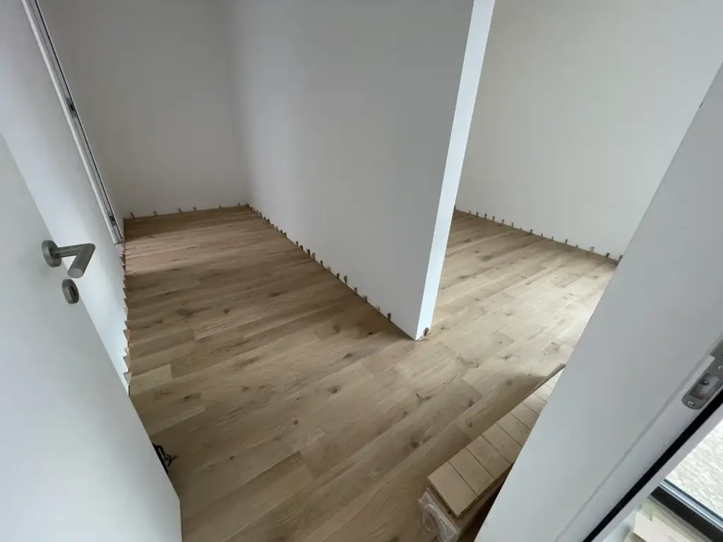 posa parquet continuativo su più stanze
