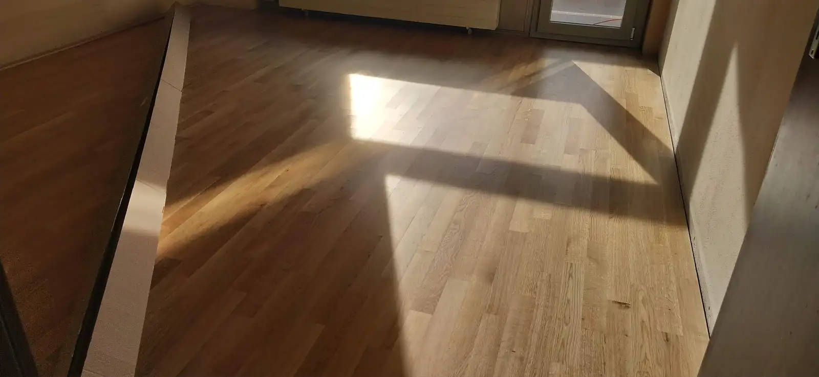 riflessi di luce su parquet appena posato